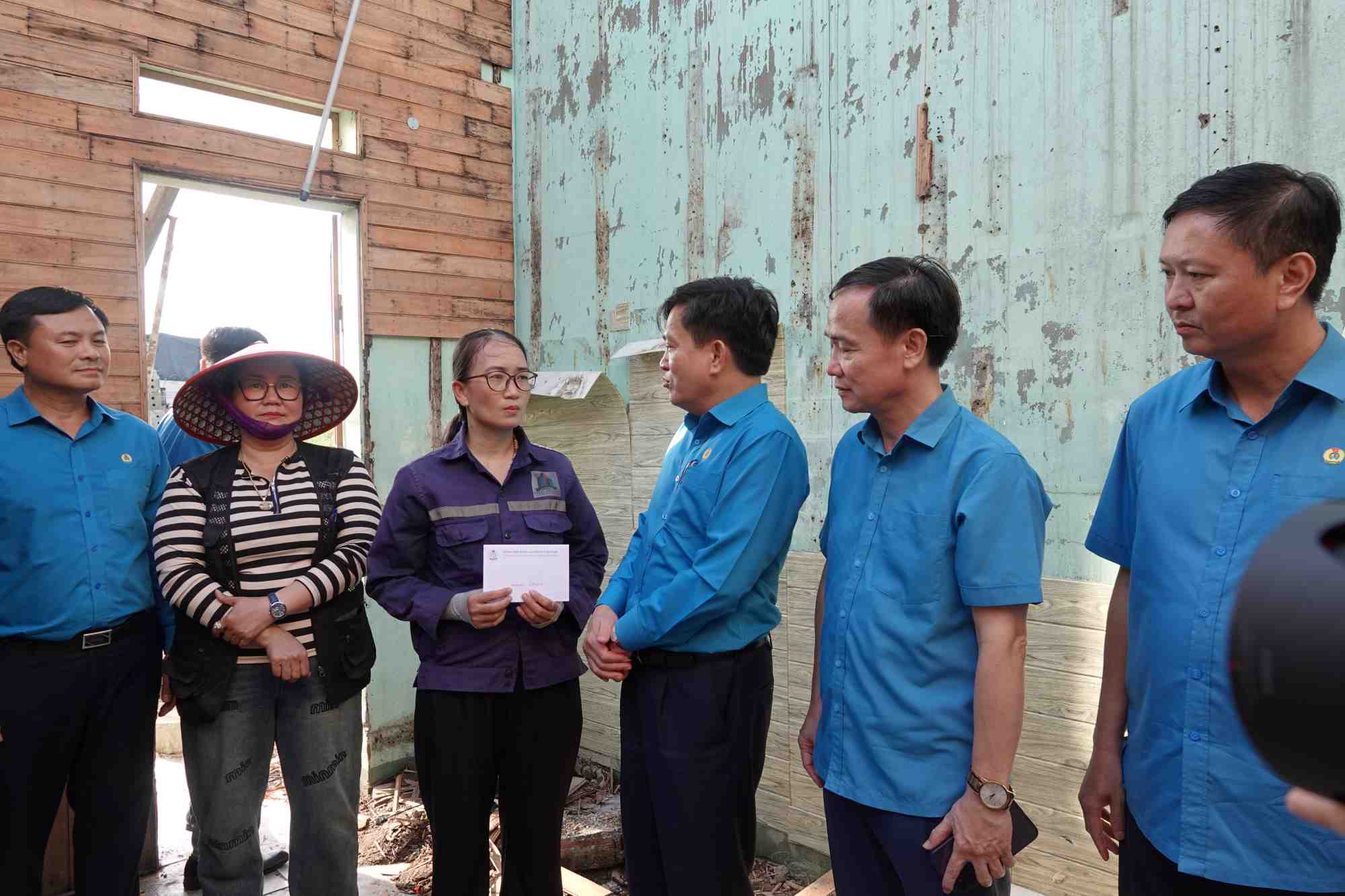 ベトナム労働総同盟副会長のグエン・スアン・フン氏（右から3人目）は、暴風雨10号で家の屋根が飛ばされたハティン省ホアンソン区在住の組合員グエン・ティ・ハイ・イェンさんへの支援を表明した。写真：トラン・トゥアン