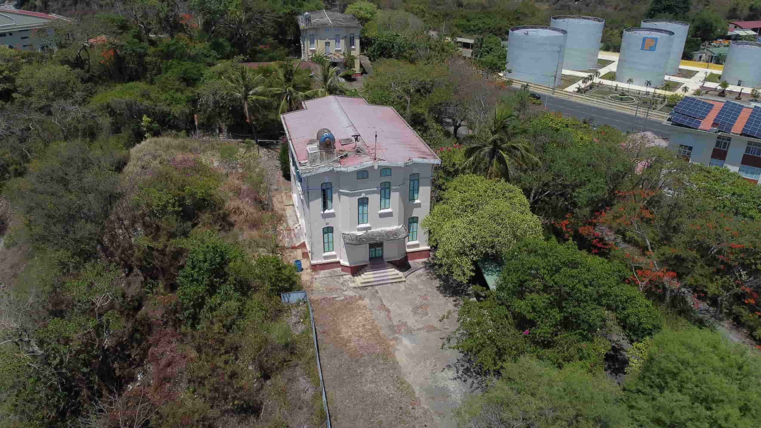 바오다이 고급 리조트 프로젝트 관련 문제 처리를 기다리는 동안 카인호아성은 규정에 따라 기능 부서에 까우다 빌라 유적지를 정기적으로 점검하고 보호 및 관리하도록 지시했습니다. 사진: 흐우롱