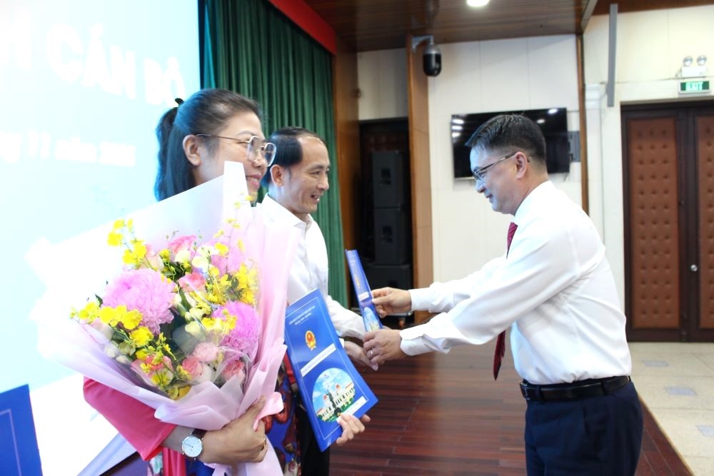 Vice Chairman of Ho Chi Minh City People's Committee Nguyen Manh Cuong presented the decision on transfer and appointment. Photo: Ha Trang