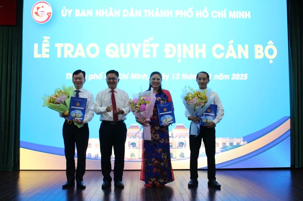 Pho Chu tich UBND TPHCM Nguyen Manh Cuong chuc mung Ban Giam doc Trung tam Chuyen doi so TPHCM.  Anh: Ha Trang