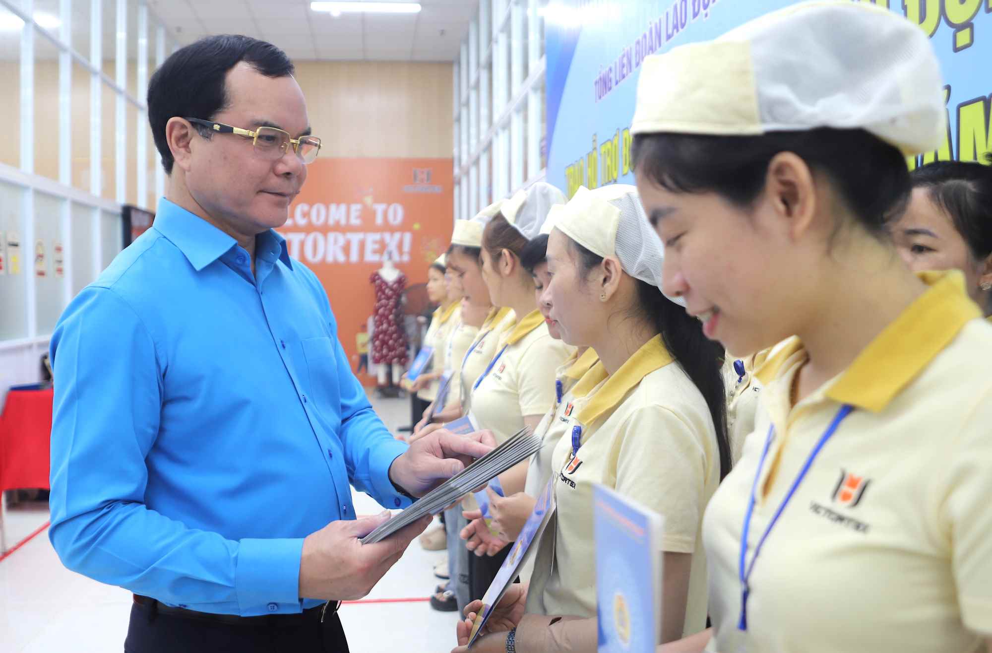 党中央委員会委員、ベトナム祖国戦線中央委員会副委員長、ベトナム労働総同盟委員長のグエン・ディン・カン氏は、洪水で深刻な被害を受けたビクターテックス・フエ株式会社（クアンディエンコミューン）の会員と従業員に贈り物を贈呈した。写真: フック・ダット