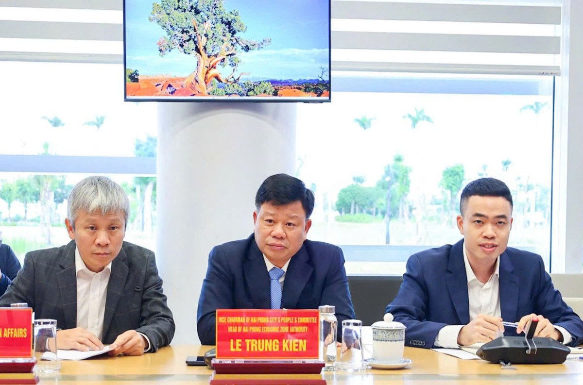 Le vice-president du Comite populaire de la ville Le Trung Kien a preside la reception et le travail avec le groupe d'energie et de transport Aries et Delta Group. Photo : Bureau TTDT Hai Phong