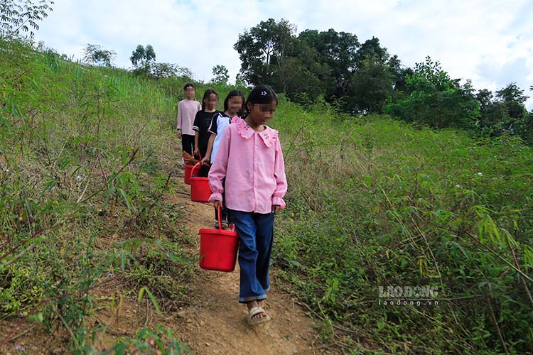 Tong quang duong ra suoi tam giat (hai chieu) cua hoc sinh dai gan 3km. Anh: Quang Dat