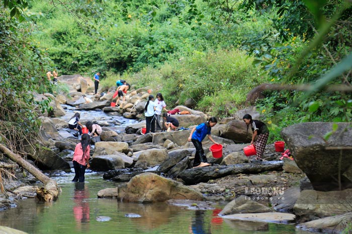 Students of Keo Rom Boarding Secondary School for Ethnic Minorities, Na Son Commune, Dien Bien Province go to the stream to bathe after the afternoon class. Photo: Quang Dat