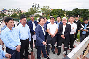 Le secretaire du Comite municipal du Parti de Hai Phong inspecte l'avancement du projet de developpement de la ville pour faire face au changement climatique. Photo : Dam Thanh