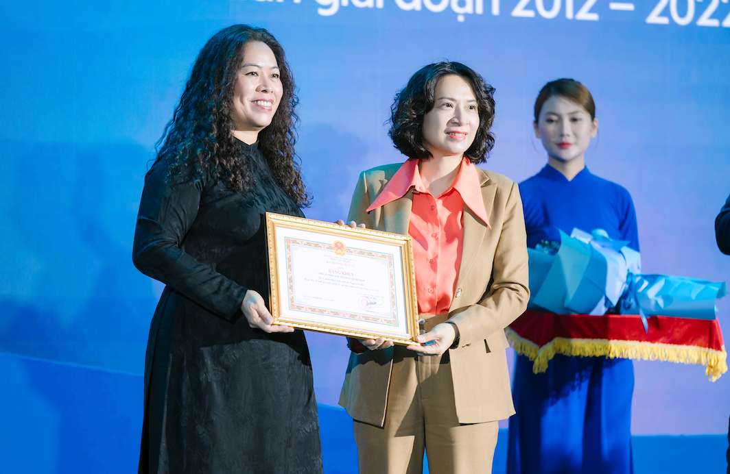 Ba Nguyen Thi Lien Huong - Thu truong Bo Y Te trao Bang khen tu Bo Y te cho Unilever Viet Nam. Anh: Tuyet Lan 