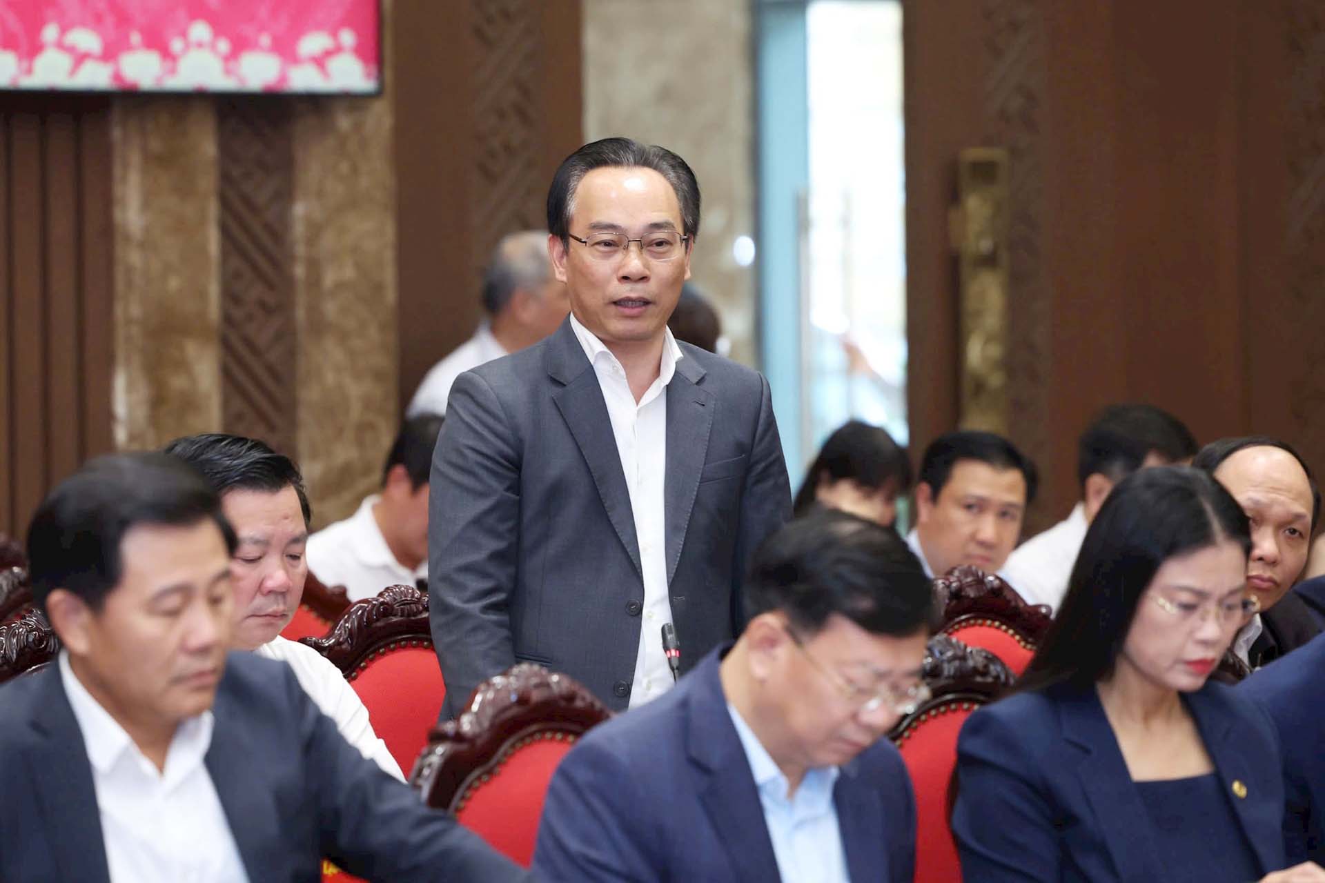 Director of Hanoi National University Hoang Minh Son spoke at the discussion session. Photo: Viet Thanh