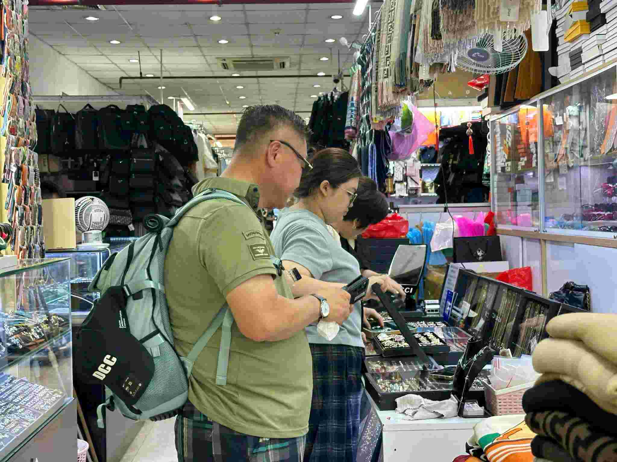 소규모 상인들은 전자 세금 신고에 대해 걱정하면서도 적응하는 방법을 배우고 있습니다. 사진: Ngoc Le