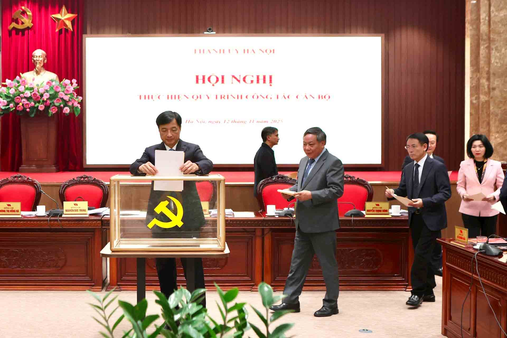 Politburo member, Secretary of the Hanoi Party Committee Nguyen Duy Ngoc and delegates conduct contents on personnel work. Photo: Viet Thanh
