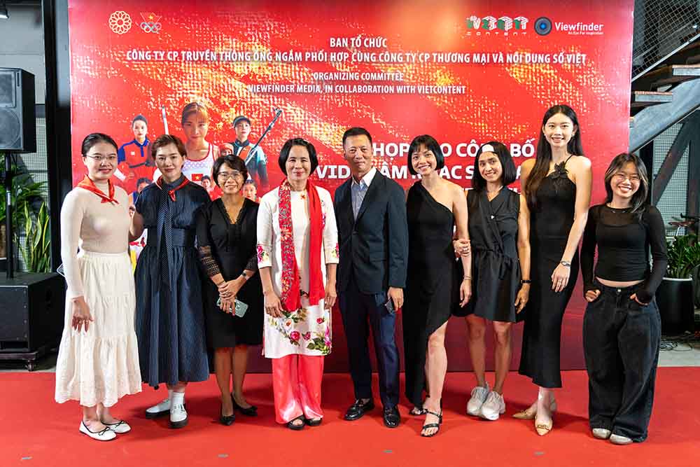 La Subdirectora del Departamento de Deportes Le Thi Hoang Yen (segunda desde la izquierda) felicita al equipo que realizo el MV 'Sonido de la victoria' dando la bienvenida a los SEA Games 33. Foto: Viewfinder Media