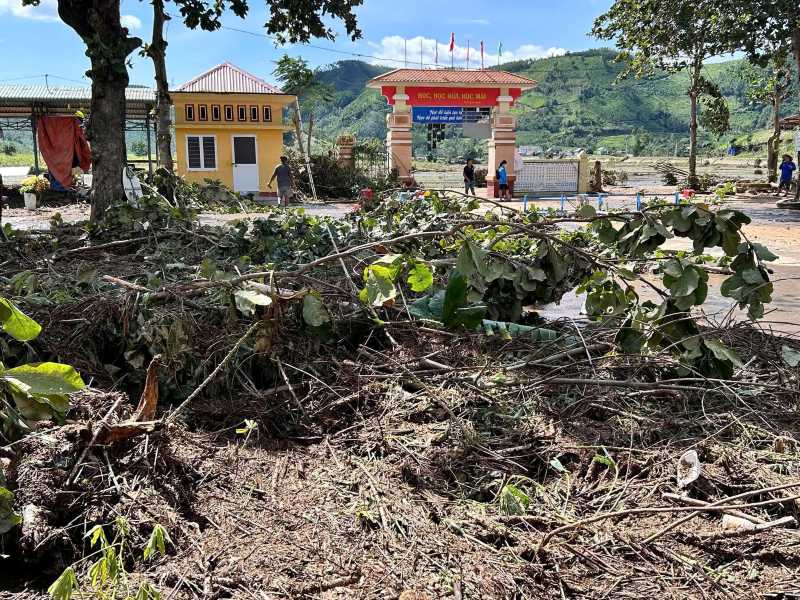 Phu Mo Primary School, Dak Lak Province suffered heavy damage after storm No. 13. Photo: Phu Yen Com