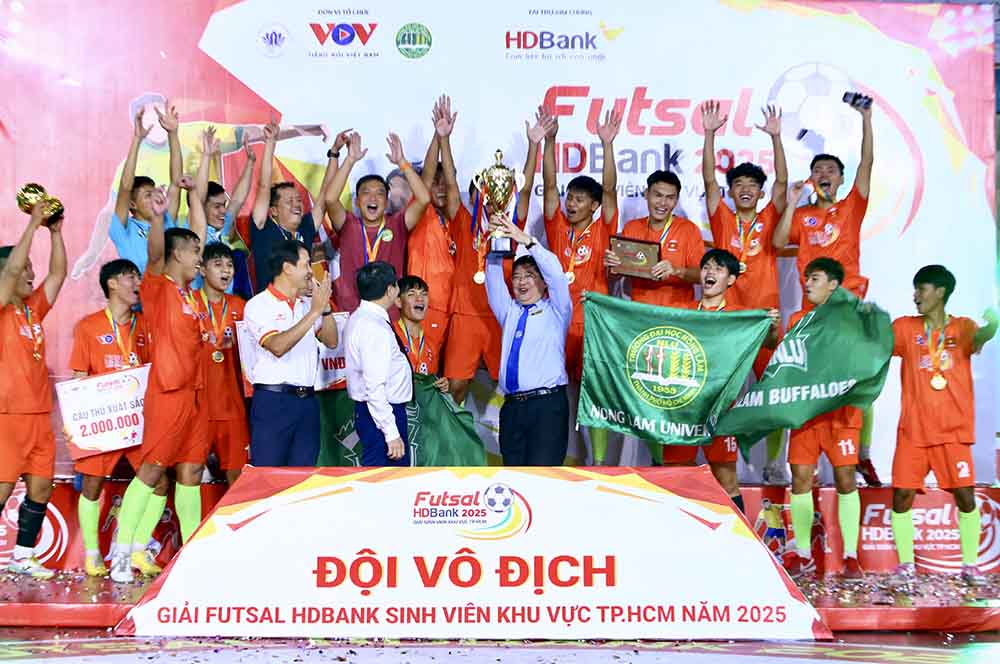 ホーチミン市農林大学は、ホーチミン市地域での2025年HDバンク学生フットサルトーナメントの優勝を祝います。写真: タン・ヴー
