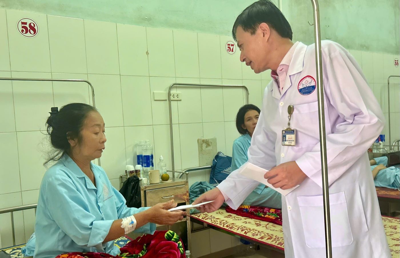 Benh vien Da khoa tinh Quang Tri tham hoi, dong vien cac benh nhan dieu tri tai benh vien. Anh: H.Nguyen