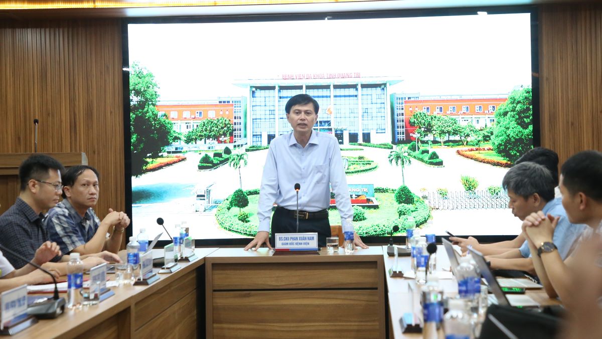 Mr. Phan Xuan Nam - Director of Quang Tri General Hospital informed about cases of infections in surgical spots caused by rare bacteria. Photo: Hung Tho