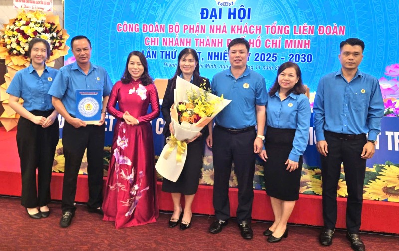 Lanh dao Nha khach Tong Lien doan va Nha khach Tong Lien doan - chi nhanh TPHCM tang hoa chuc mung Ban chap hanh Cong doan bo phan Nha khach Tong Lien doan - chi nhanh TPHCM. Anh: Nam Duong