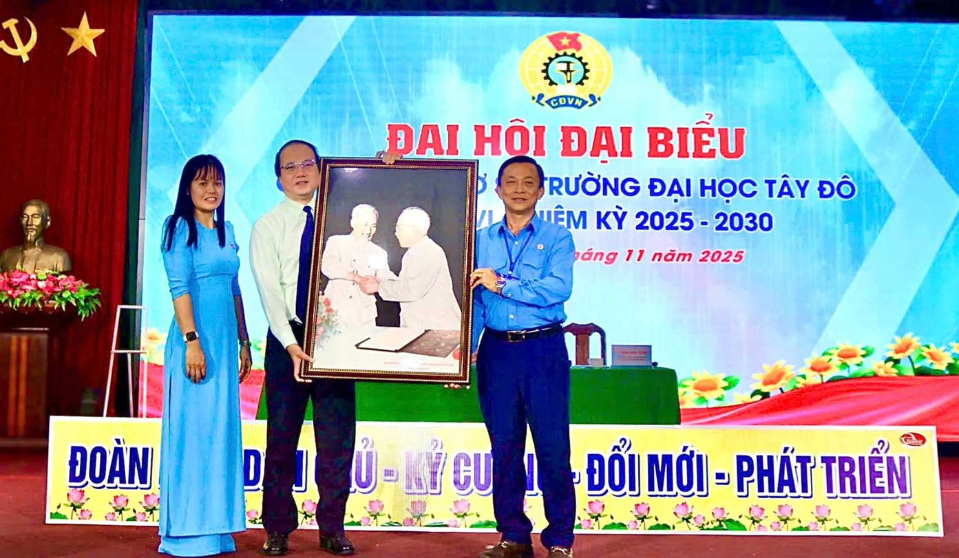 LDLD TP Can Tho tang tranh chuc mung dai hoi. Anh: Van Nhanh