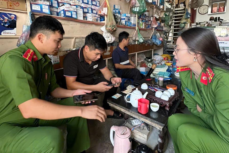 Cac to cong tac gom CSGT, CSKV den tung dia ban ho tro, huong dan nhan dan khai bao, lam sach du lieu. Anh: Cong an Ha Noi