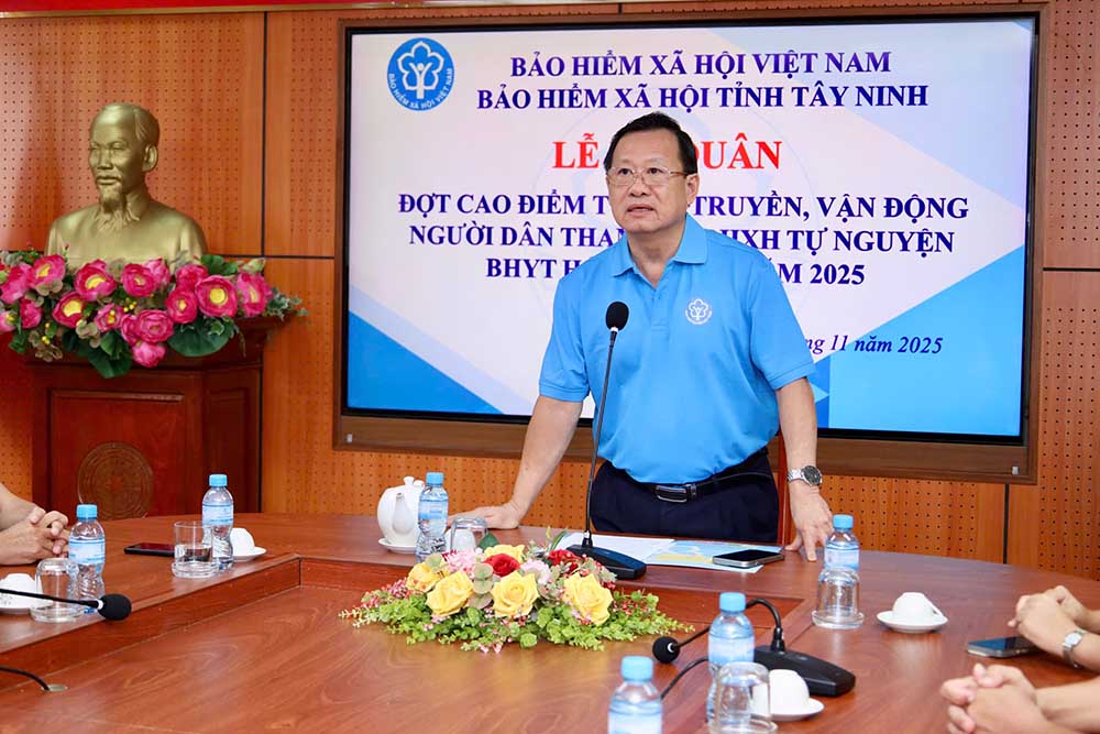 Giam doc BHXH tinh Tay Ninh - ong Nguyen Van Huan du va truc tiep phat dong Le ra quan. Anh: BHXH tinh Tay Ninh