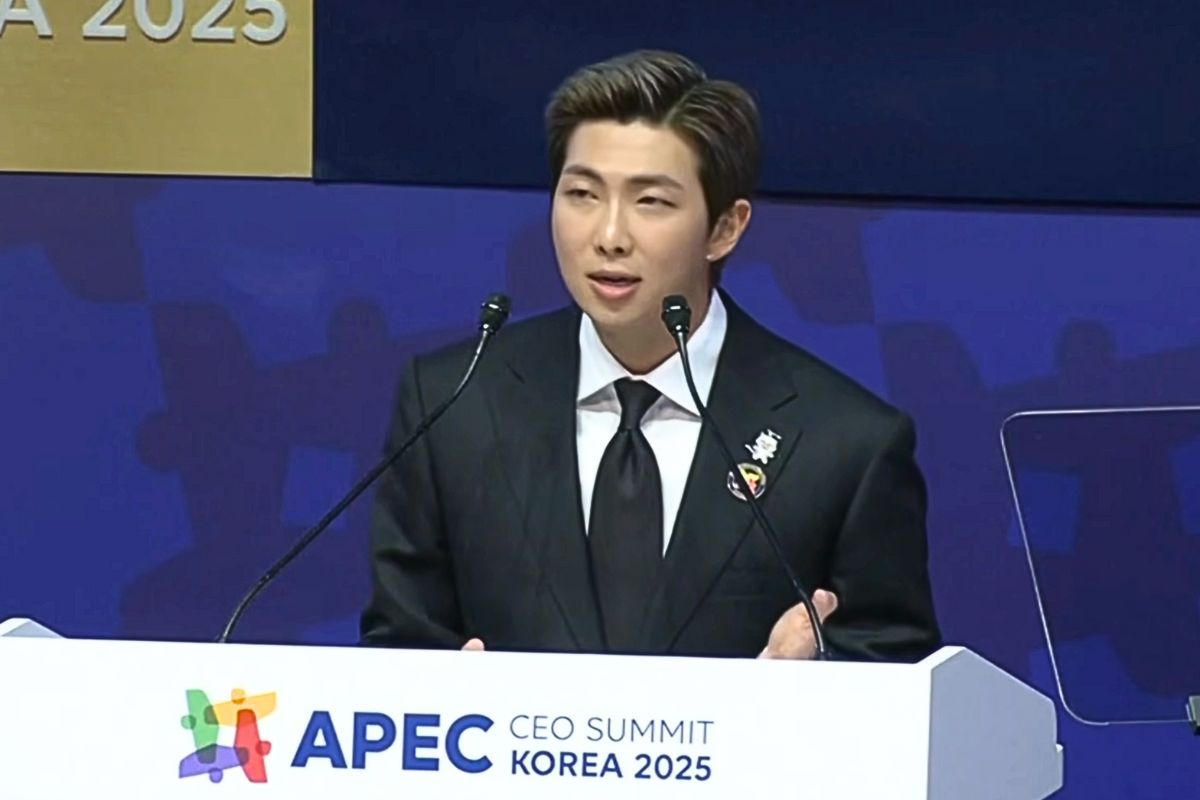 RM (BTS) phat bieu trong phien hop ve cong nghiep van hoa va sang tao tai APEC 2025. Anh: cat tu video