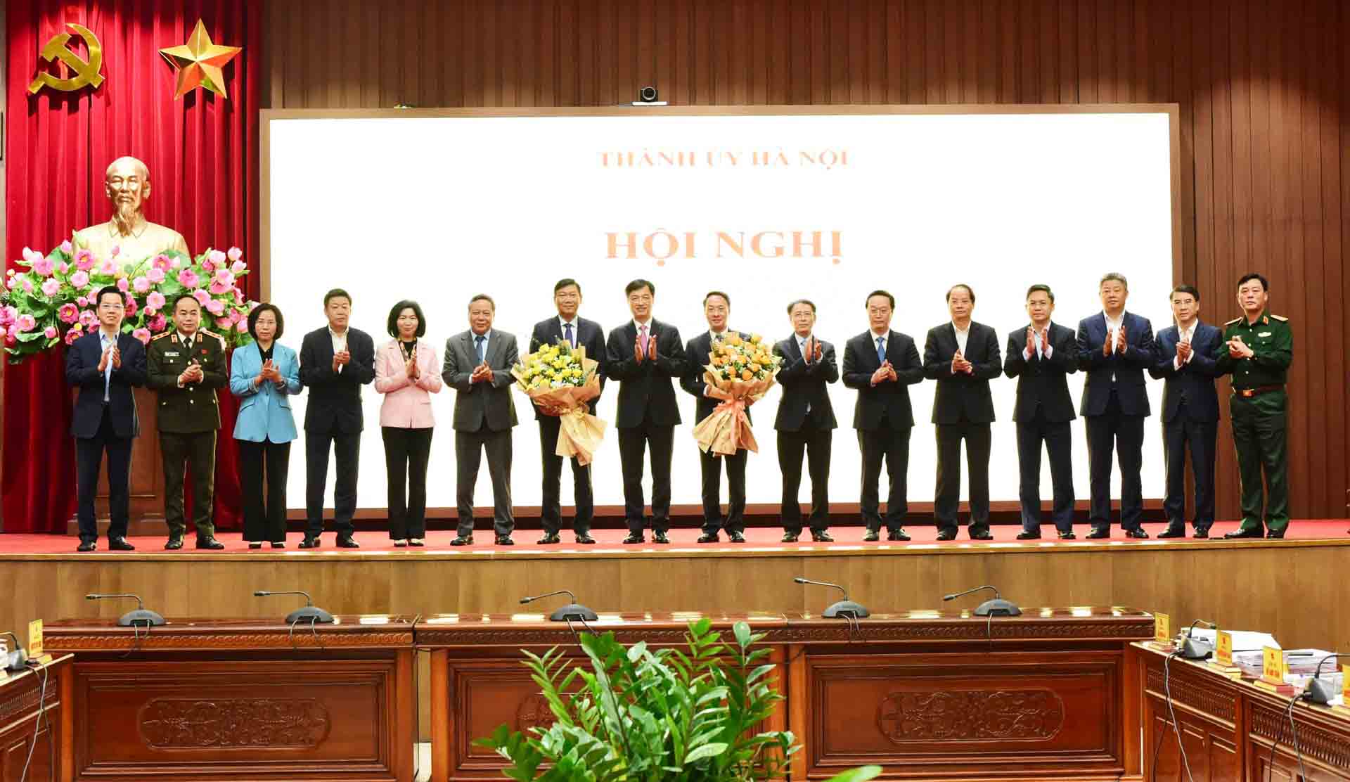 The Standing Comrades of the Hanoi Party Committee congratulated Mr. Do Anh Tuan and Mr. Tran Dinh Canh on their new assignments. Photo: Viet Thanh