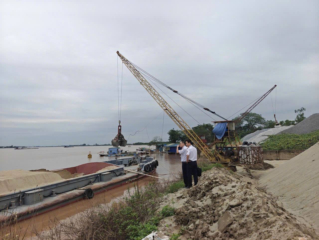 Interdisciplinary forces patrol and control the construction material gathering wharf area along the Red River. Photo: Traffic Police Department
