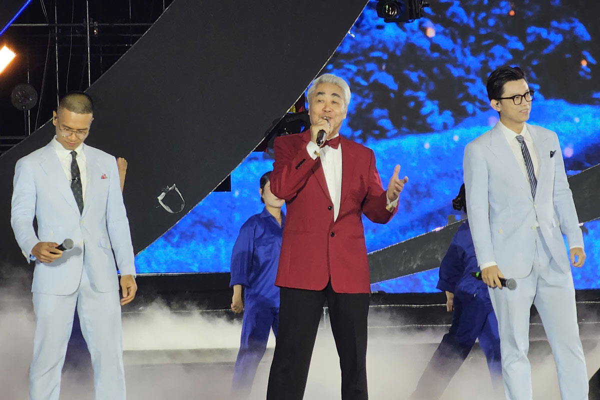 People's Artist Quang Tho and the Oplus group performed the performance "Heroic mine". Photo: Doan Hung