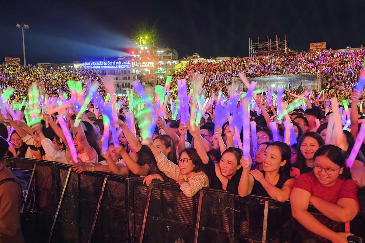 Chuong trinh co khoang 30.000 khan gia. Anh: Doan Hung