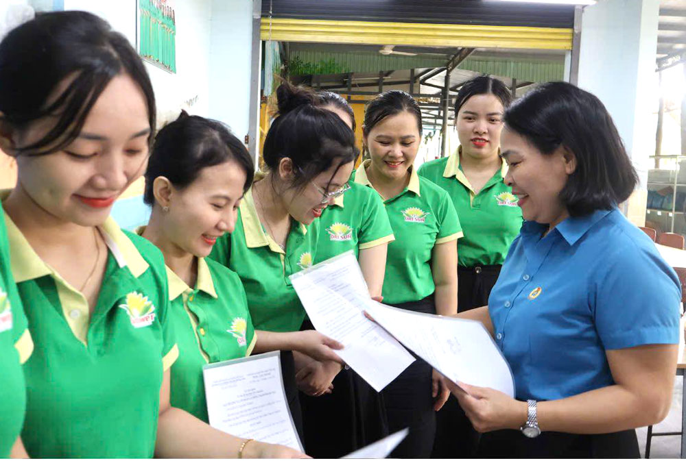 Da Nang established the Trade Union of Sunflower Education Infrastructure Investment and Development Company Limited with 25 union members. Photo: Hai Van Trade Union.