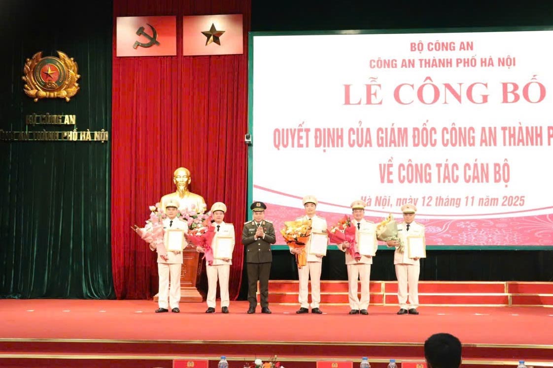 Lieutenant General Nguyen Thanh Tung - Director of CATP presented the decision and presented flowers to the 5 new Department Heads. Photo: Hanoi Police
