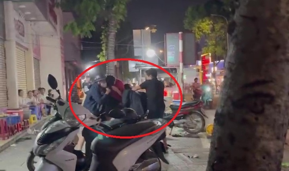 クアンチュン通り（ホーチミン市）で戦っている人々のグループの画像。クリップから切り取った写真