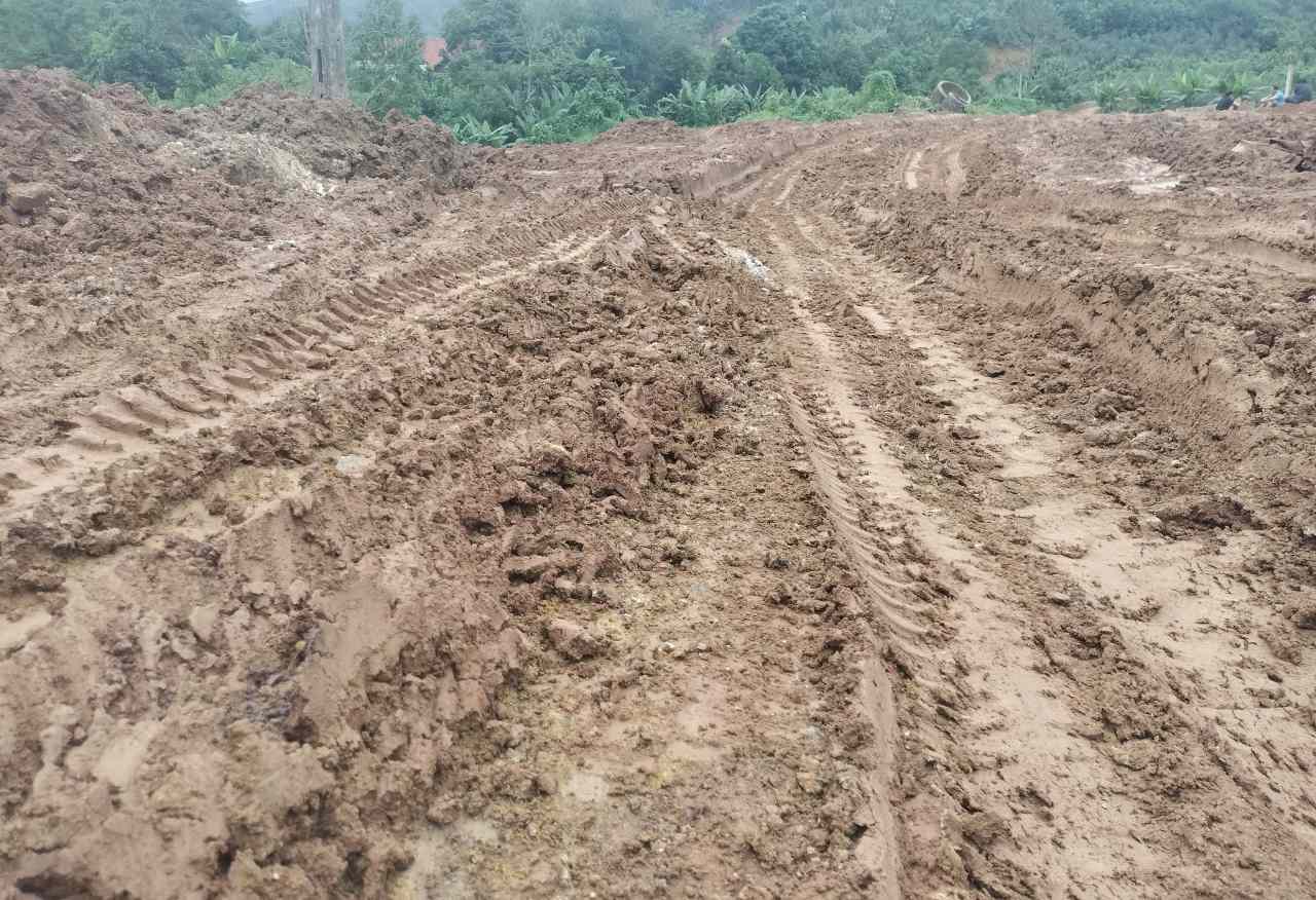 Bùn đất tạo thành rãnh sâu, nhiều điểm lầy lội gây khó khăn cho việc đi lại của người dân. Ảnh: Văn Đức