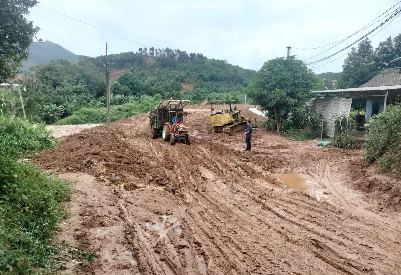Mỗi khi mưa xuống, đường nhầy nhụa bùn đất, việc đi lại của người dân gặp rất nhiều khó khăn. Ảnh: Văn Đức.