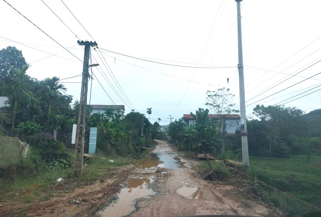 Tuyến đường từ Tân Đồng đi Cẩm Ân đã xuống cấp nghiêm trọng. Ảnh: Văn Đức