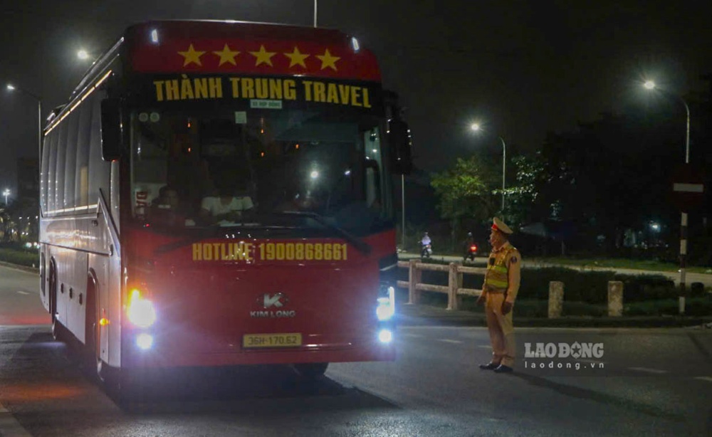 Xe của hãng Thành Trung Travel, một trong những nhà xe thường xuyên tung hoành, ra vào đón trả khách ngay tại trung tâm TP Huế đã bị CSGT kiểm tra, xử lý. Ảnh: PV