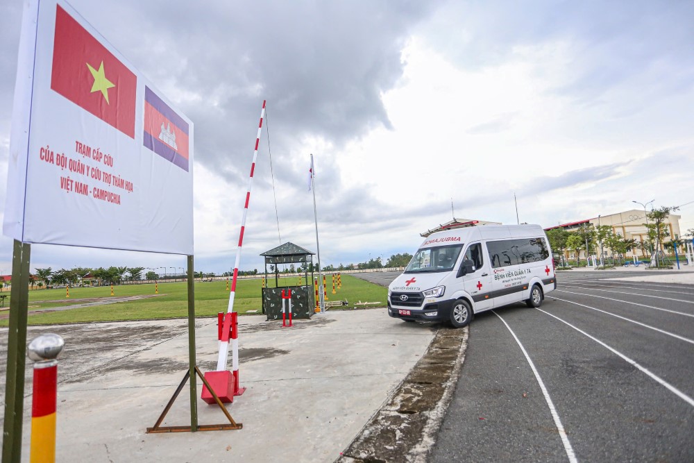 Theo kich ban, tu ngay 6 den 12.11, Tay Ninh hung mua lon 350–400mm; song Mekong va Vam Co Dong vuot bao dong 3. Den dem 12.11, mot con loc xoay cap EF3 quet qua xa Ben Cau khien 3 to hop cong trinh cao tang dang xay dung bat ngo do sap.  Hon 500 nguoi bi thuong, vui lap hoac mac ket. Khu vuc phia Bac cho Ben Cau – noi mot cong trinh rong 2.000m² sup xuong – tro thanh tam diem cuu nan.