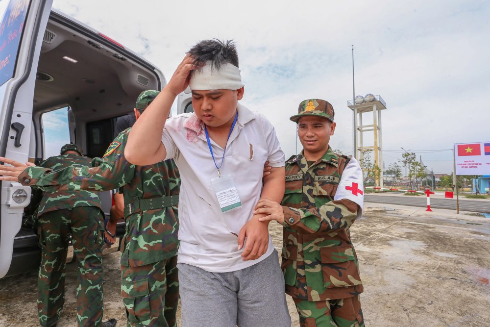   Sau khi Viet Nam de nghi ho tro, Campuchia cu ngay luc luong quan y sang phoi hop; hai ben trien khai tiep nhan, phan loai, so cuu va van chuyen nhung nan nhan bi thuong nang ve tuyen sau cuu chua bang xe cuu thuong.