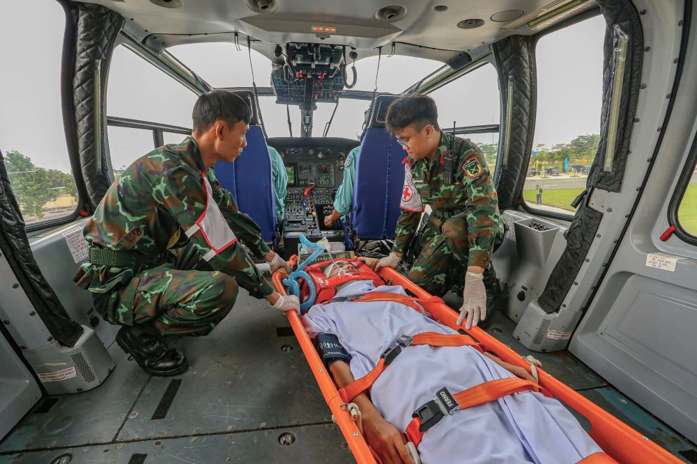 Ben canh do, nhung nan nhan nguy kich cao duoc uu tien chuyen bang truc thang de rut ngan quang duong van chuyen, bao dam “thoi gian vang” va tang co hoi song.