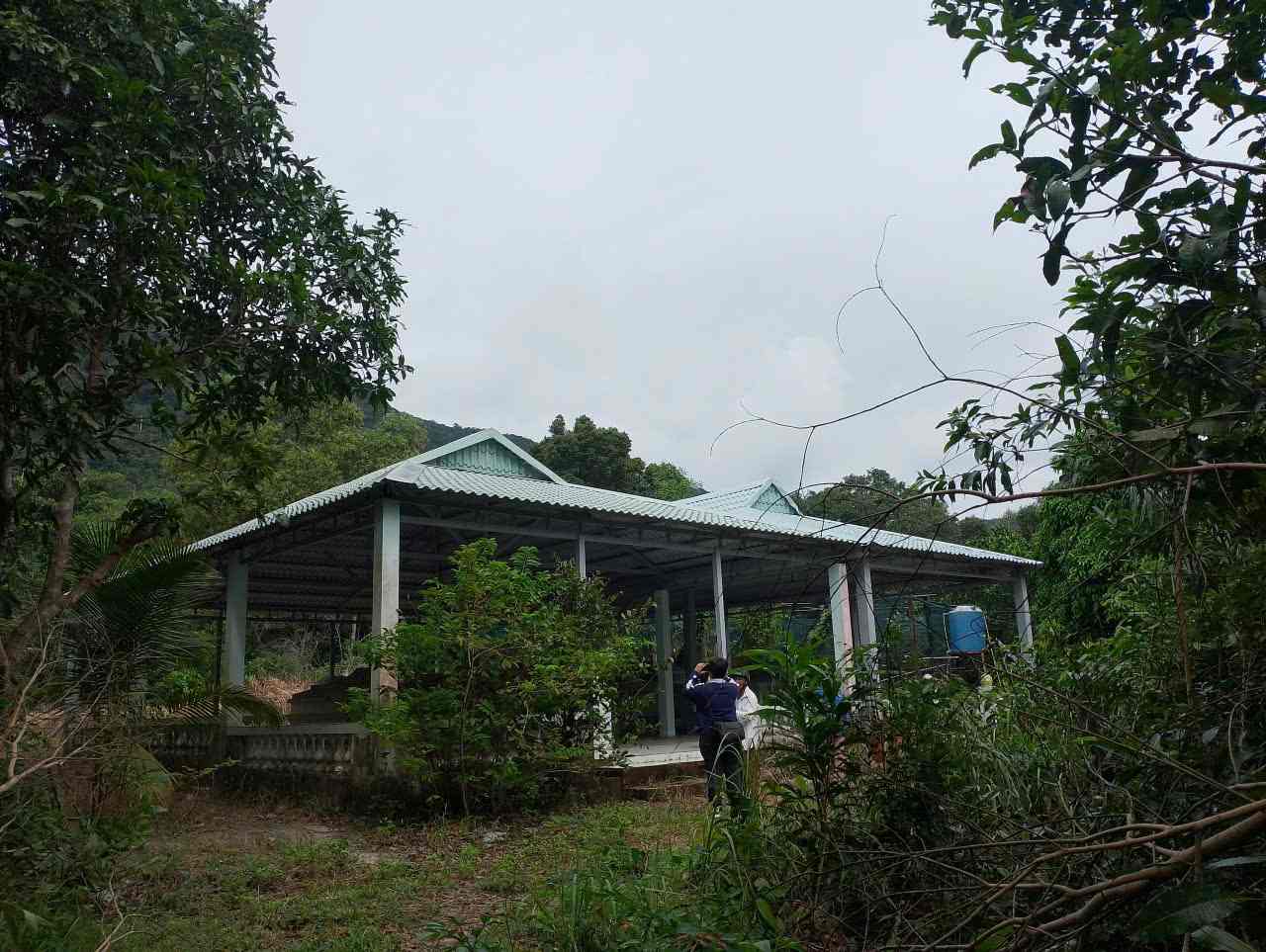 Reporters from Lao Dong Newspaper face the doctor when going to the field. Photo: PV Group