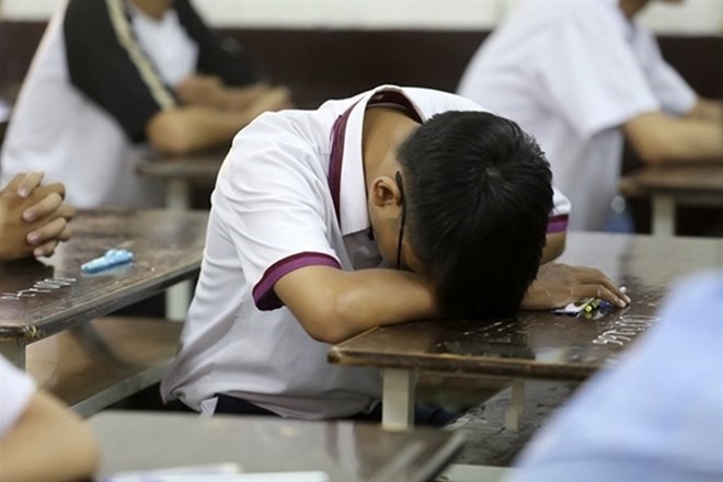 Áp lực thi cử là nguyên nhân khiến cha mẹ cưỡng ép con học tập quá sức. Ảnh: Tường Vân