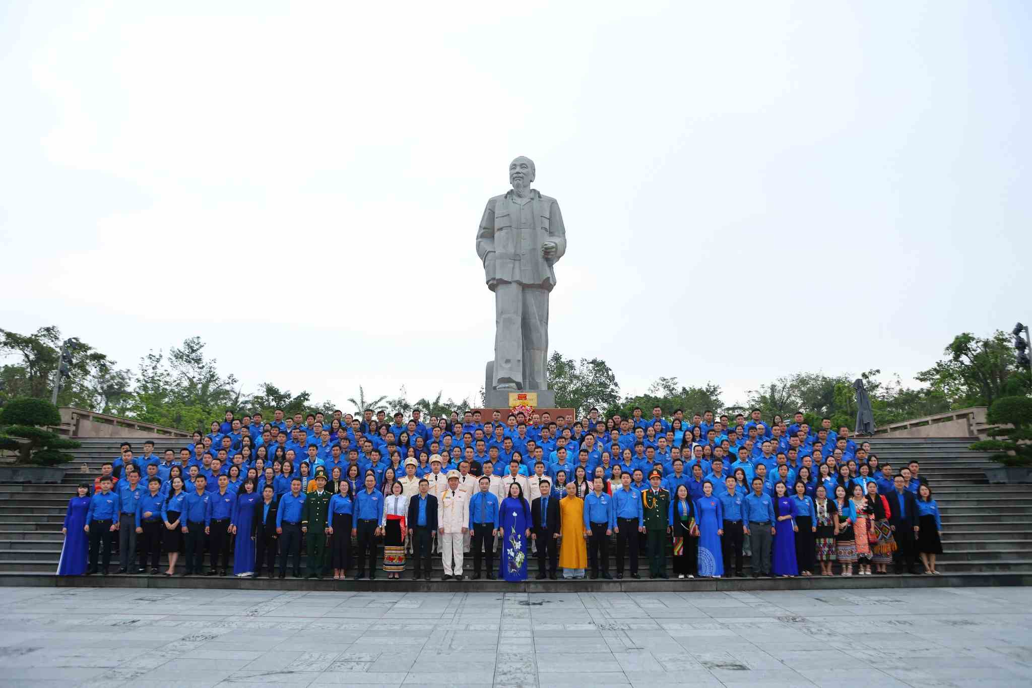 Cac dai bieu du Dai hoi Doan Thanh nien Cong san Ho Chi Minh tinh Nghe An lan thu XIX (nhiem ky 2025 – 2030) chup anh luu niem truoc Tuong dai Bac Ho. Anh: Ngoc Anh