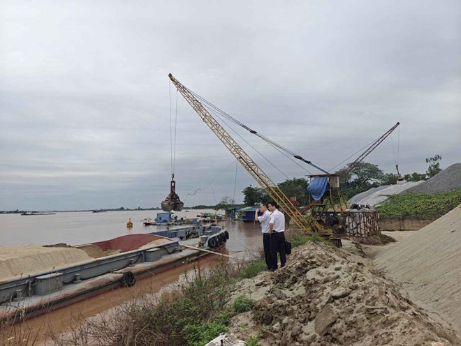 Phát hiện phương tiện thủy neo đậu, bốc xếp tại bến chưa được cấp phép ở Hưng Yên