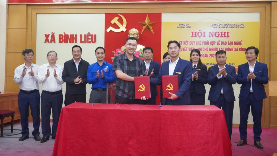 ベトナム石炭鉱物大学の指導者とビンリューコミューンの指導者は、2025年から2030年までの期間の調整規則に署名した。写真：ベトナム石炭鉱物大学