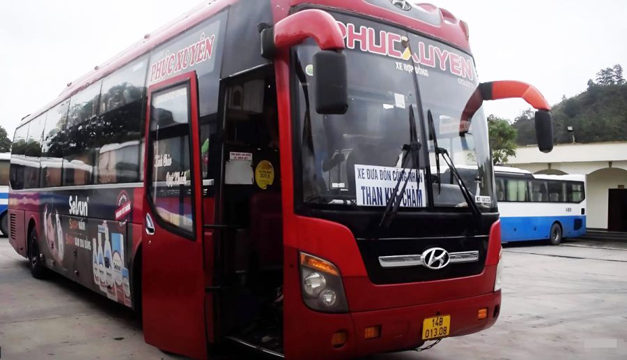 Xe giuong nam cua Cong ty Than Khe Cham dua don cong nhan tu nha den tan cong ty. Anh: Doan Hung