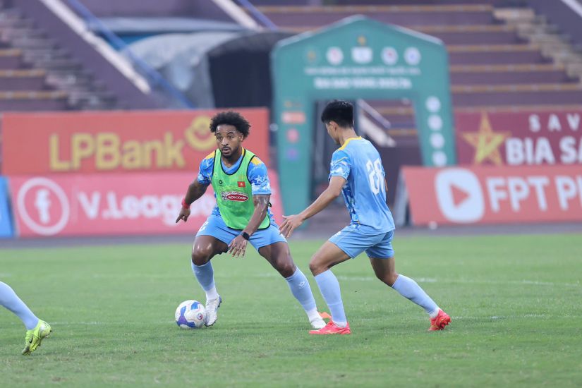 쑤언손은 부상에서 회복되어 베트남 대표팀에 복귀했습니다. 사진: 민단