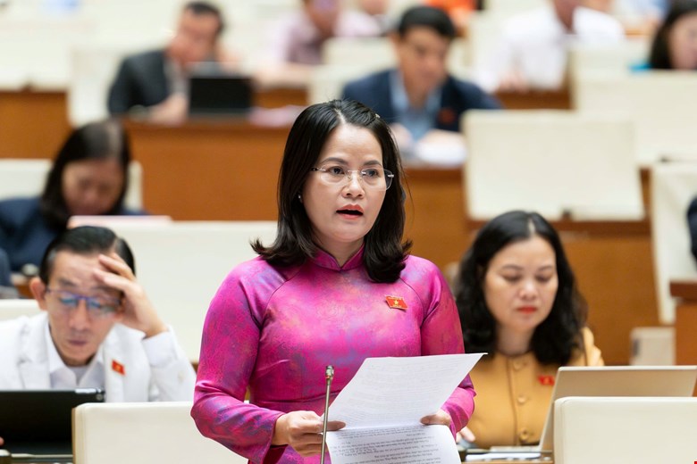 National Assembly delegate Nguyen Hoang Bao Tran proposed to add a regulation on civil servants who quit their jobs due to organizational arrangement and merger of administrative units receiving a one-time subsidy of at least 12 months' salary. Photo: Quochoi.vn