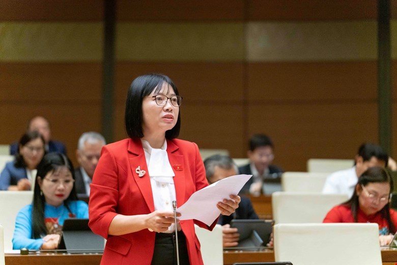 ប្រតិភូ Nguyen Thi Viet Nga ថ្លែងមតិ។ រូបថត៖ Quochoi.vn