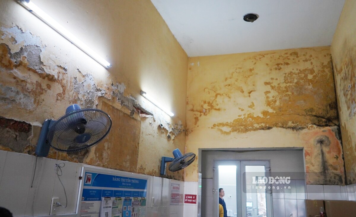 Khu vuc gan khoa Cap cuu, tuong nha lo loet, bong troc den kho tin. Ảnh: Mai Dung