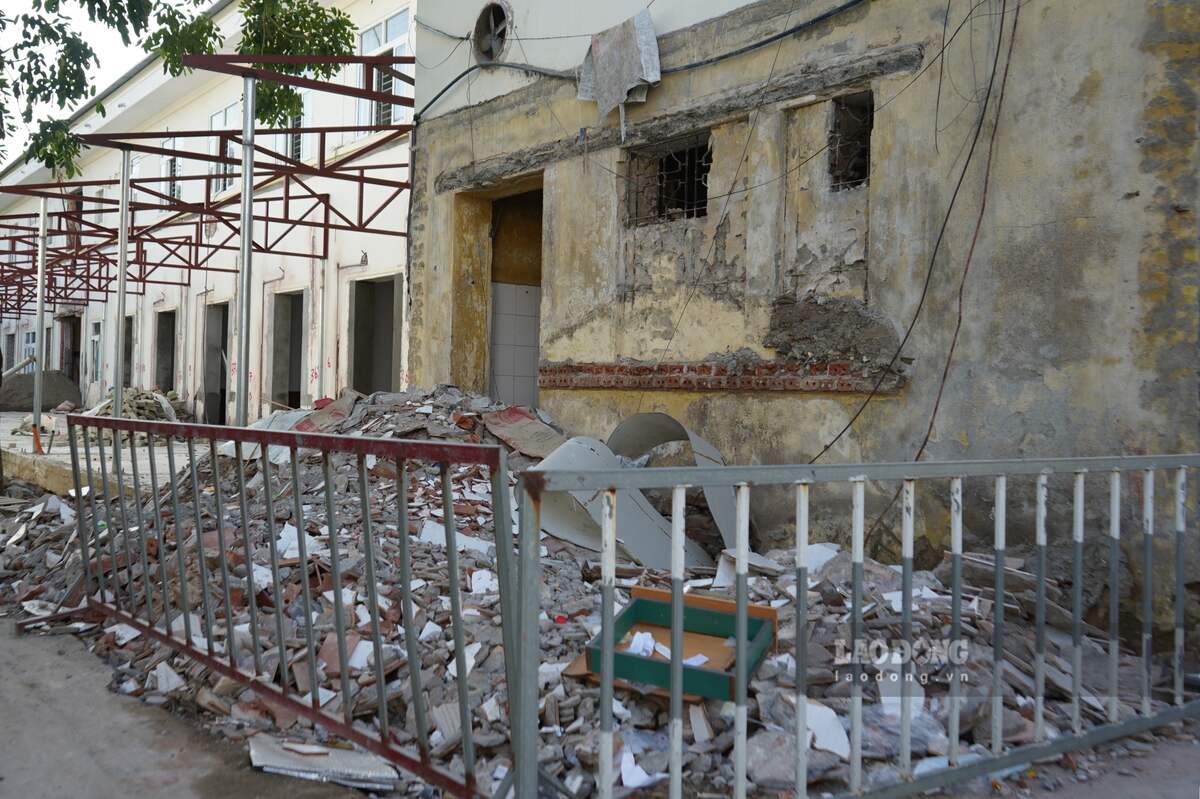 Mot so cong trinh xuong cap nghiem trong, da duoc rao chan de chuan bi sua chua. Ảnh: Mai Dung