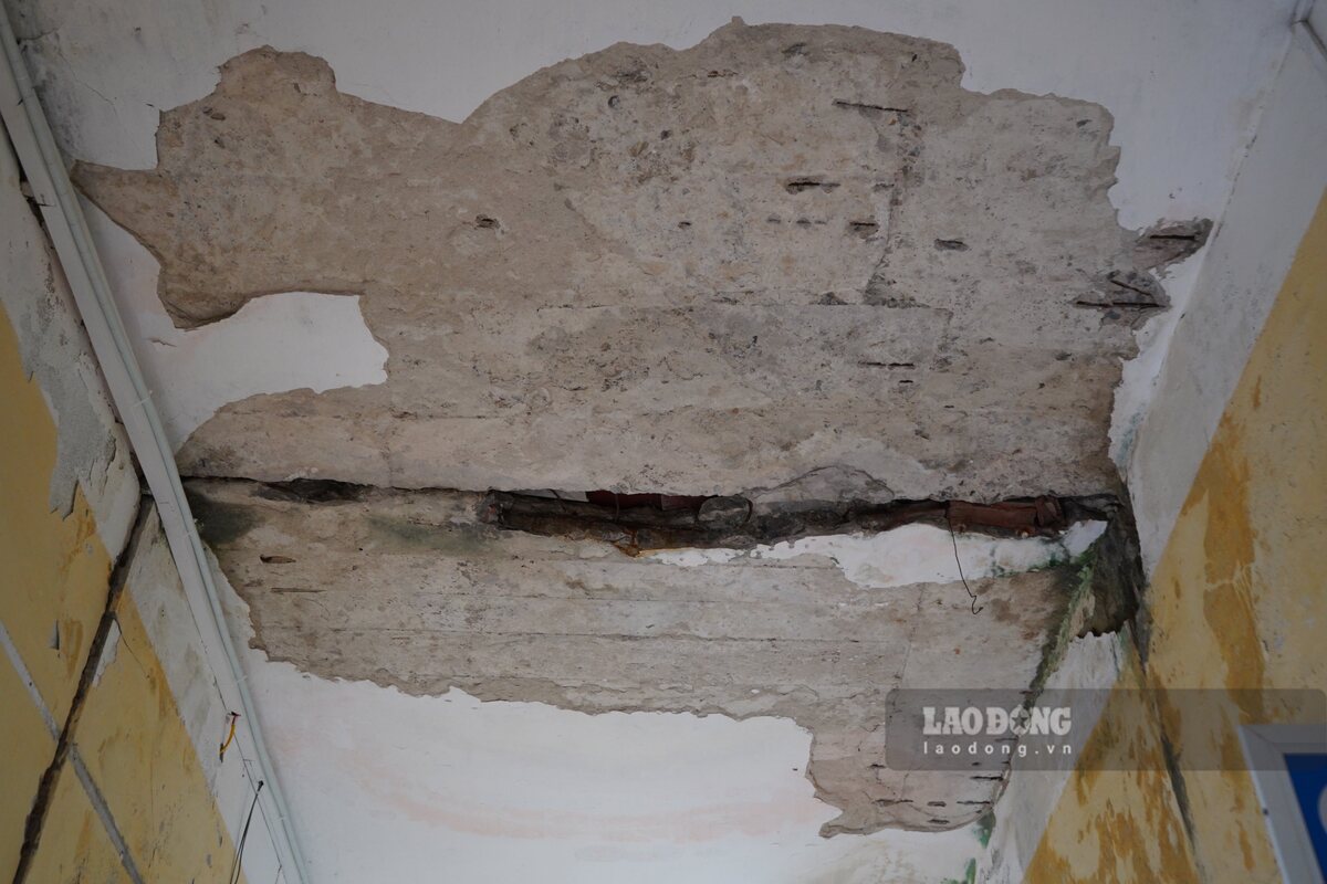 Tran nha nut, vo tung mang lon, nguy co mat an toan cho nhan vien y te cung nhu benh nhan. Ảnh: Mai Dung