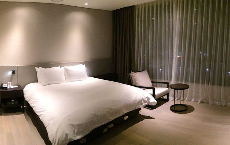 Khach san co the giu phong khi khach thanh toan toan bo tien cho cac dem luu tru, nhung thoi gian giu phong phu thuoc vao chinh sach cua tung co so. Anh: Phuong Linh